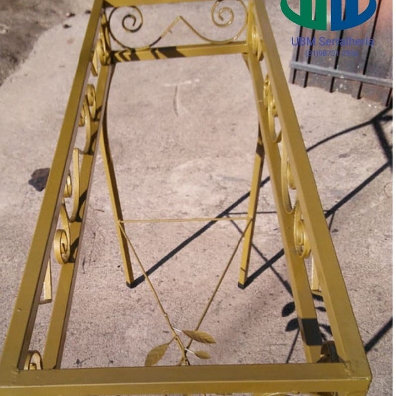 Base ornamental dourada vista de cima