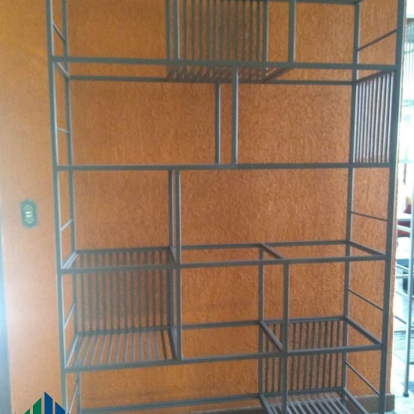 Estante metálica modular instalada junto à parede