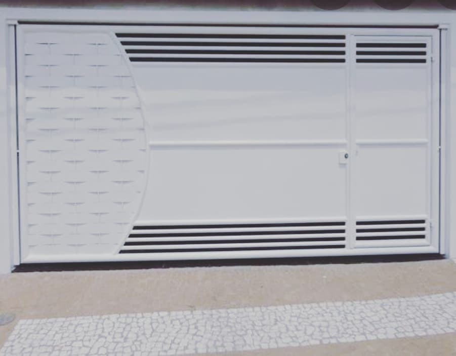 Portão residencial branco com porta social integrada
