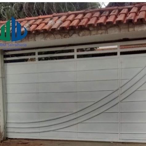 Portão residencial metálico cinza com desenho curvo
